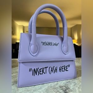 Selling this cute trendy bag that’s perfect for any outfit!